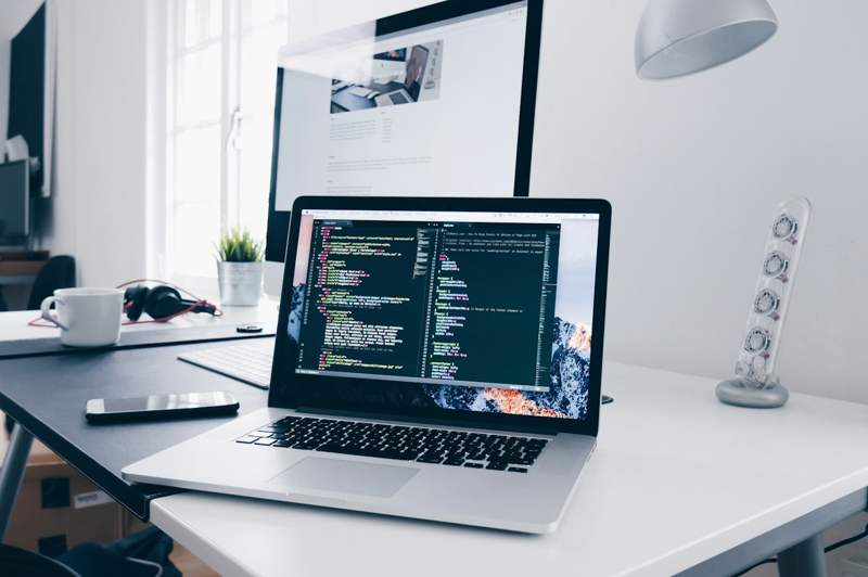 Laptop com código aberto em uma mesa