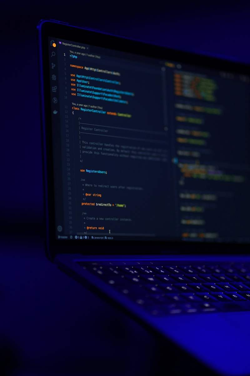 Código em uma tela escura de laptop